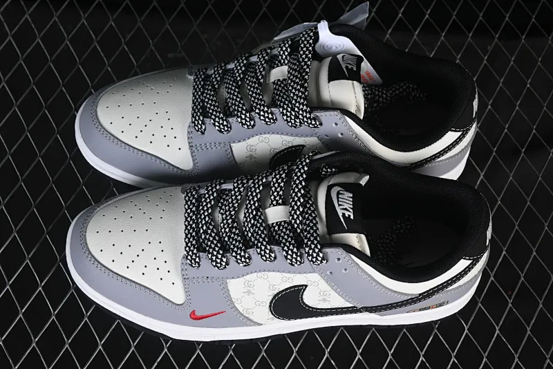 All categories Nk SB Dunk Series Nk SB Dunk Low High-end customized low-top sneakers Nike SB Dunk Low Gucci co-branded Light gray black hook Anniversary high-end customized low-top casual sneakers CS1688-134